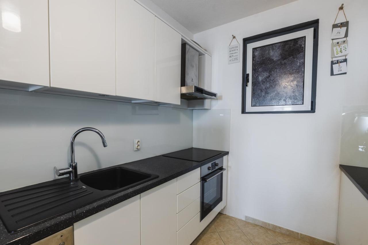 Apartment Dany - Free Beach Parking Макарска Екстериор снимка